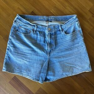 American Eagle Outfitters Strigid mom jean shorts. Size 14. 4” inseam